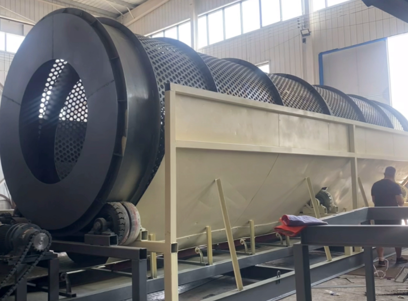 鄭州樸華科技滾筒篩在建筑垃圾分選現場的工作圖,顯示物料在滾筒內被篩分