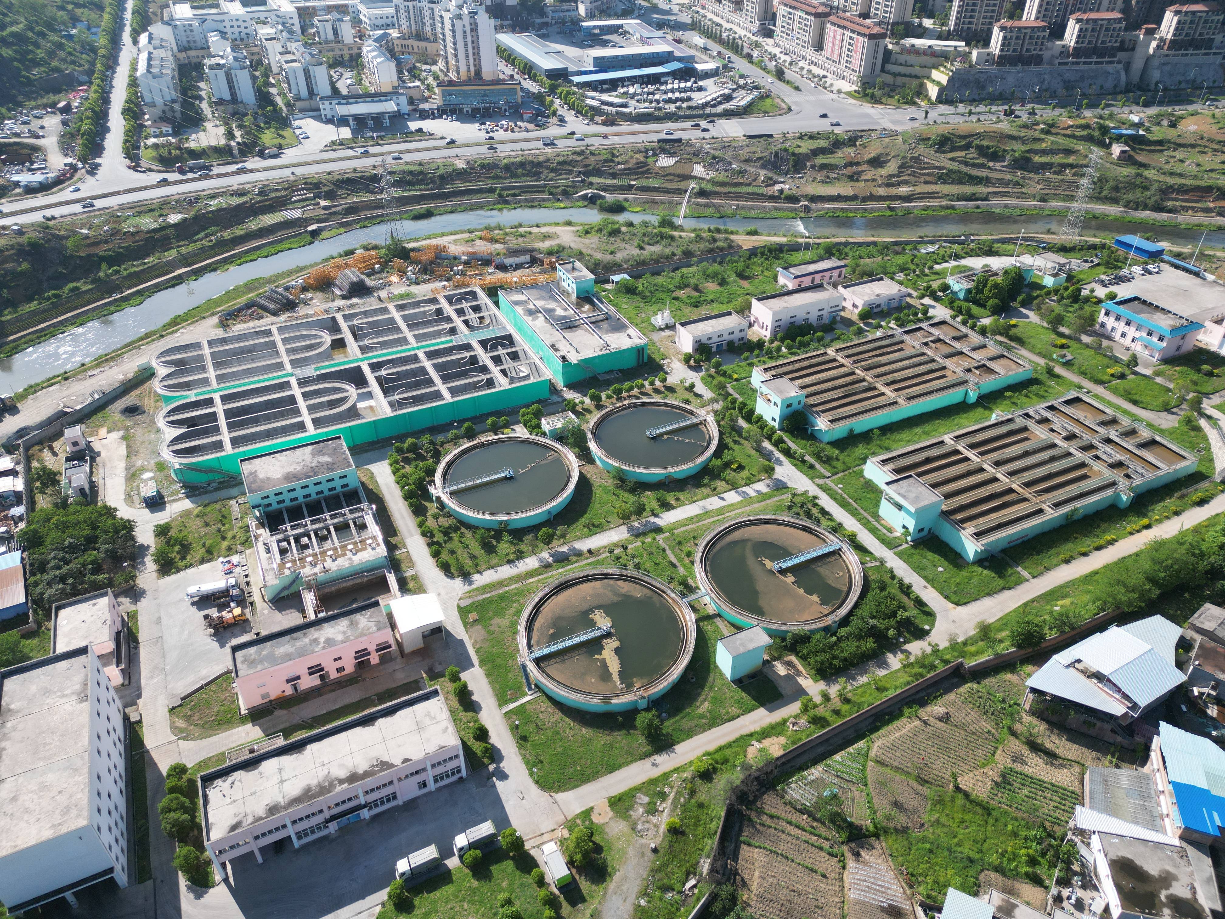 正在進行提標改造的現代化污水處理廠實景